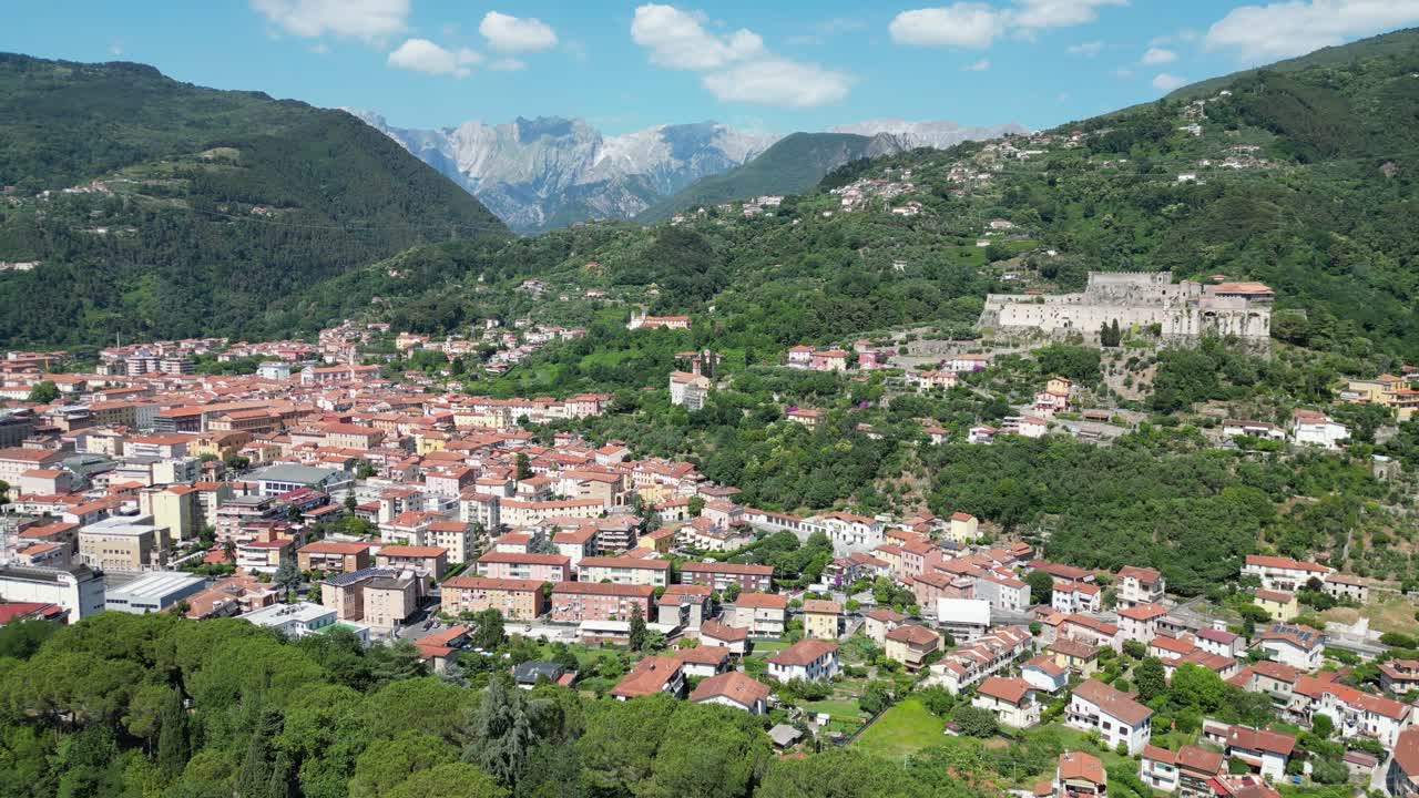 sarzana ciudad y fortaleza con fondo de montaña en liguria, italia - aérea 4k