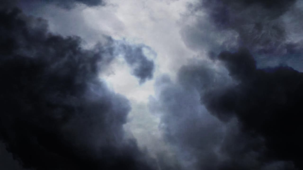 4k tormenta que ocurrió en la nube oscura de cumulonimbus