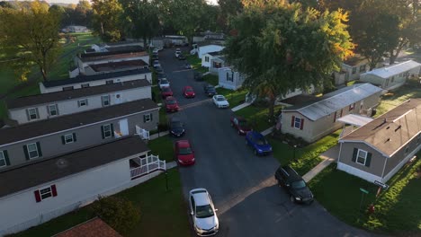 coches bien aparcados en el parque de casas móviles