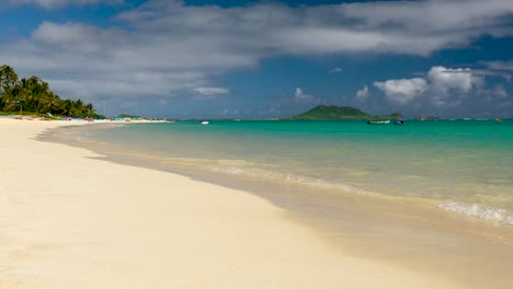 escena de playa tropical con agua turquesa y barcos