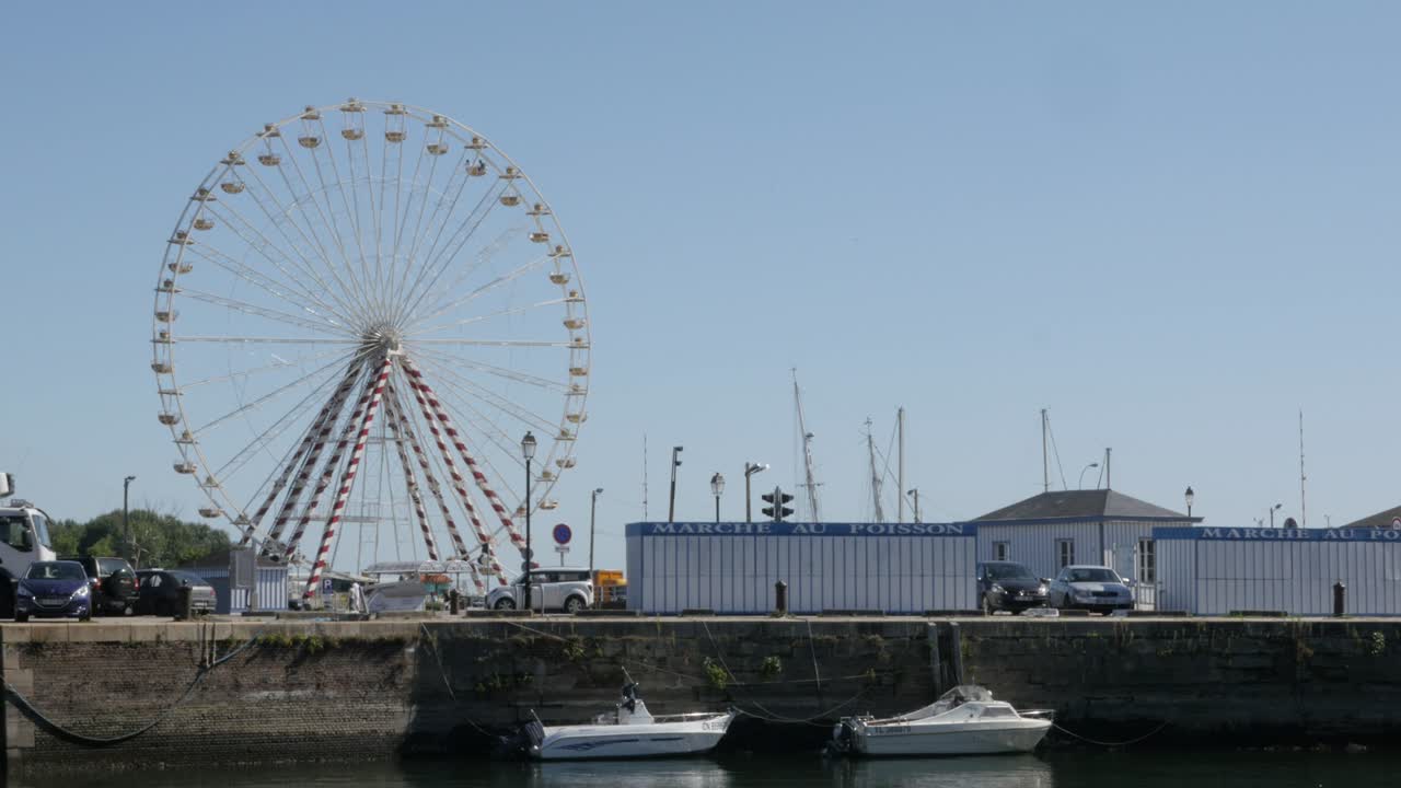 오래된 노르망디 항구의 가장자리에 있는 큰 페리스 과 유명한 프랑스 도시