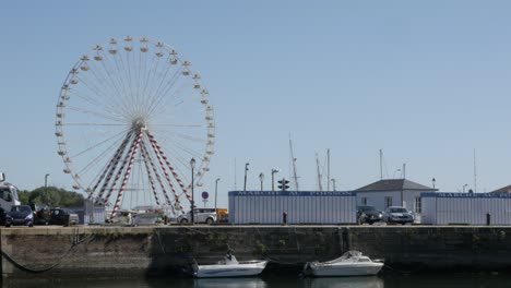 gran rueda gigante en el borde del puerto de la antigua famosa normandía y francia ciudad