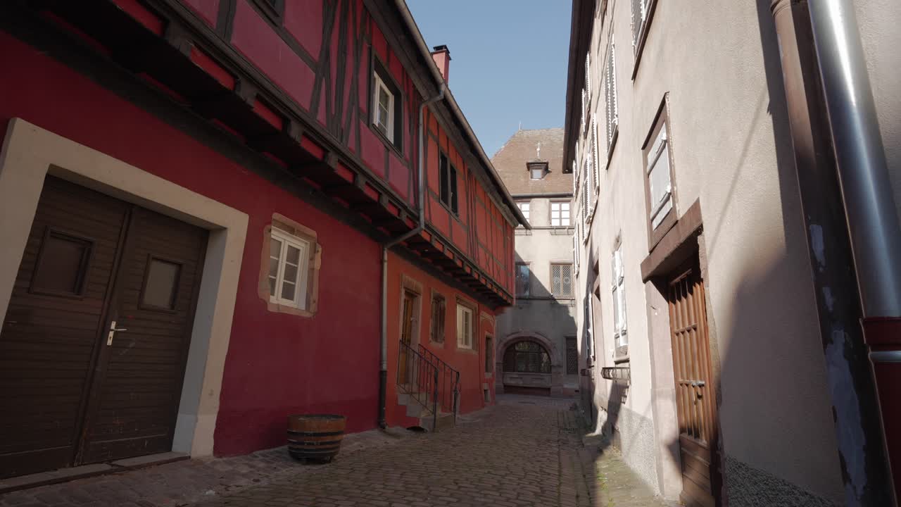 Strada acciottolata vuota con architettura a graticcio nel villaggio medievale francese di Kaysersberg, Francia.