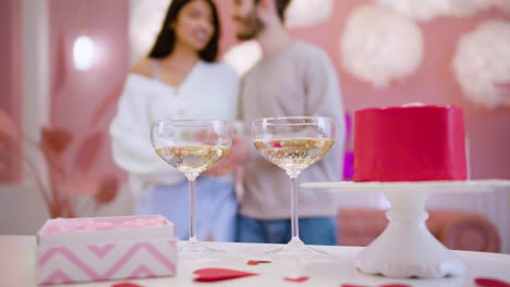 una pareja celebrando el día de san valentín.