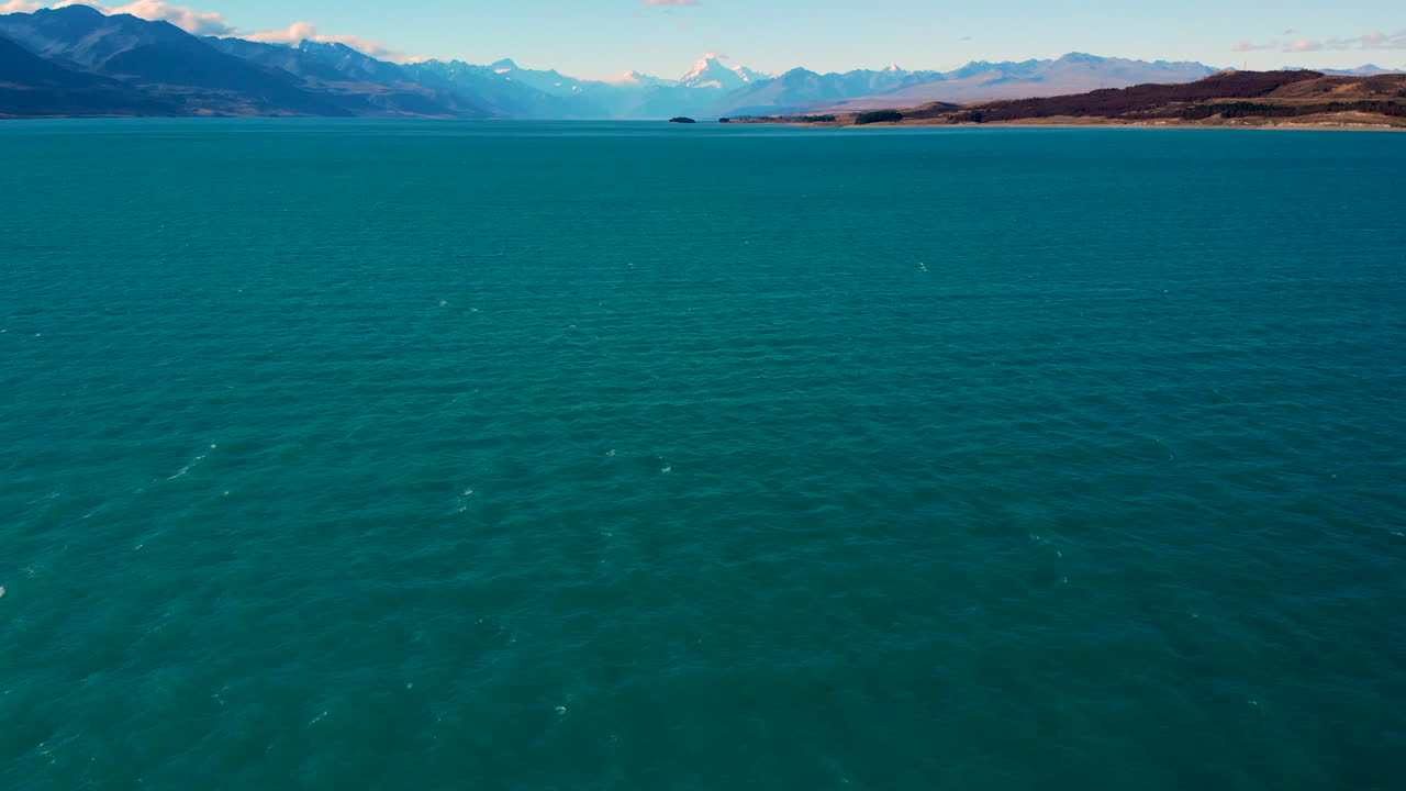 aerial sobre el lago pukaki se inclina hacia aoraki, mt cook en el horizonte, nueva zelanda