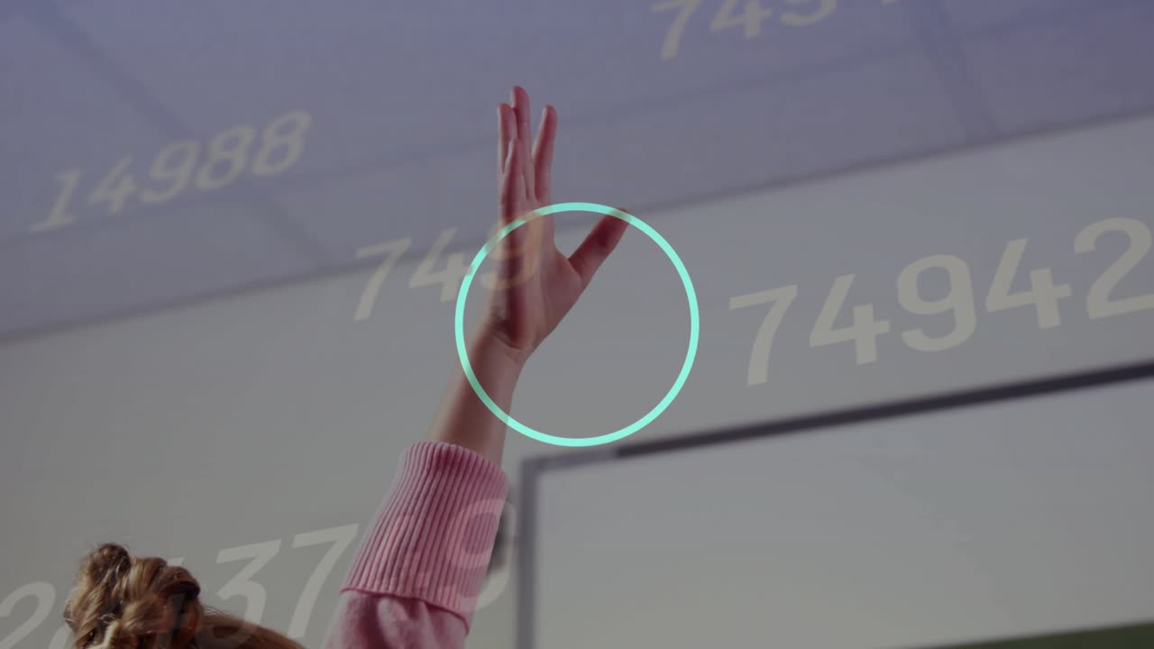 Studente che alza la mano dopo che un overlay appare in classe, rispondendo a una domanda tra cerchi animati