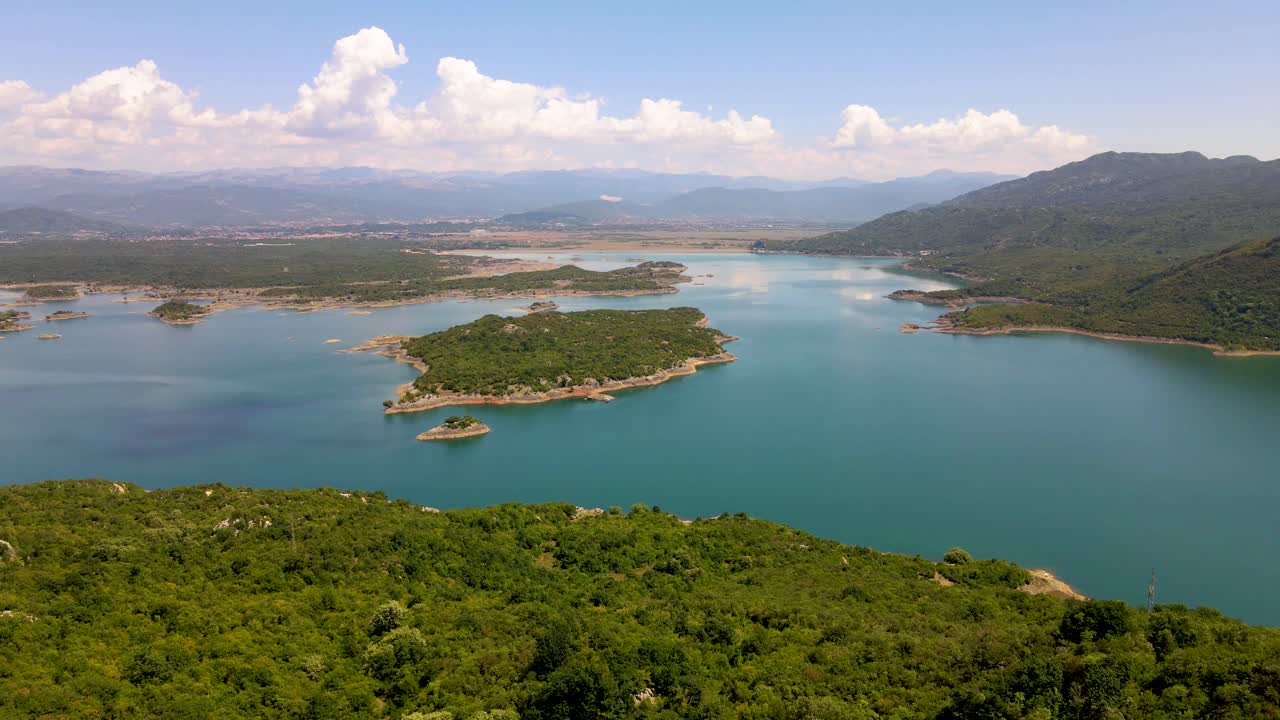 el agua turquesa del lago slanko. montenegro. video aéreo