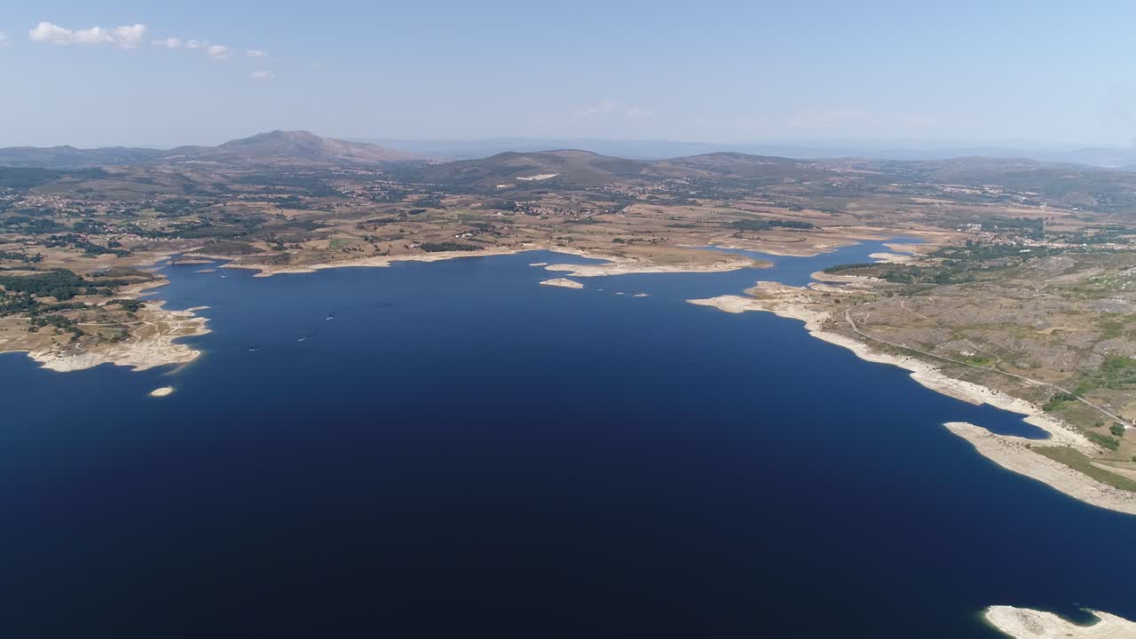 산의 높이에 있는 파란 호수