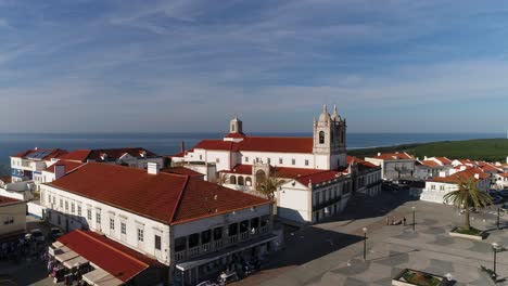 Heiligtum-Der-Nossa-Senhora-Da-Nazaré-Und-Stadtbild-Des-Badeortes-Nazaré