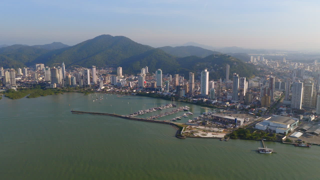 vista aérea de una ciudad costera con montañas