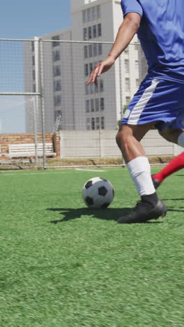 efecto de clic del obturador de la cámara contra el jugador de fútbol masculino dribbling pasado los defensores en el césped de hierba