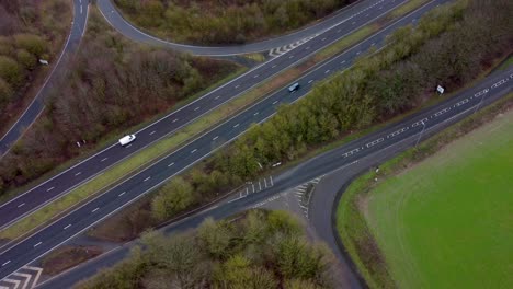 Eine-Sich-Bewegende-Drohne-Schoss-Auf-Eine-Zweispurige-Straße-In-Richtung-Dover-In-Kent