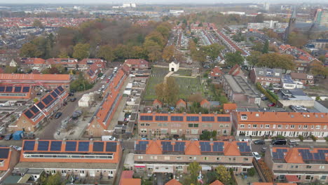 Plataforma-Rodante-Aérea-De-Tejados-Llenos-De-Paneles-Solares