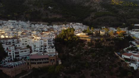 Weiße-Ikonische-Gebäude-Der-Stadt-Mijas,-Luftaufnahme