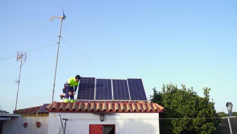 Toma-Estática-De-Un-Técnico-Que-Verifica-Los-Paneles-Solares-Fijados-Sobre-Un-Techo-De-Ladrillo