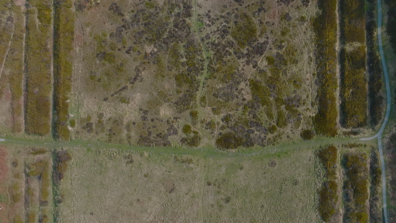 campamento romano de cawthorne, pickering, imágenes aéreas, parque nacional de los páramos de york norte, travesía inversa de 90 grados de arriba hacia abajo de los movimientos de tierra del fuerte romano mavic 3 cine prores 4k marzo de 2022 - clip 6