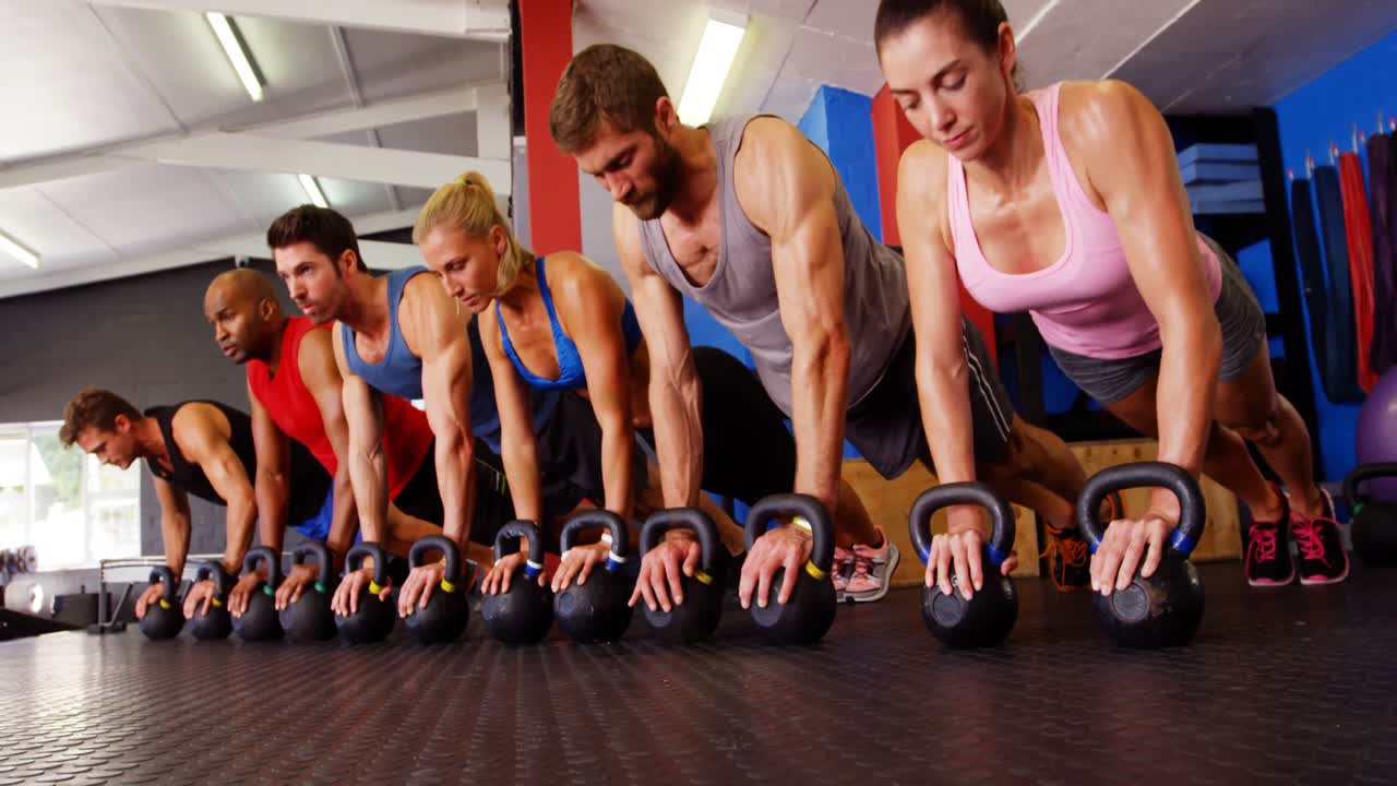 케틀벨 을 사용 하여 푸시업 운동 을 하는 사람 들 의 그룹