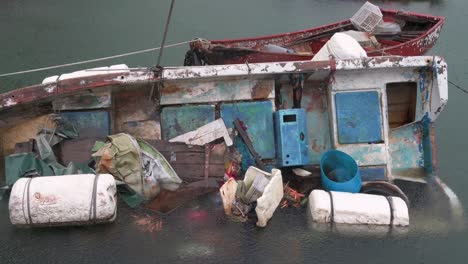 se ve un barco de pescadores inundado bajo fuertes lluvias durante una severa señal de tormenta de tifón tropical t8 ma-on, que sostuvo vientos de 63 millas y dañó la ciudad de hong kong