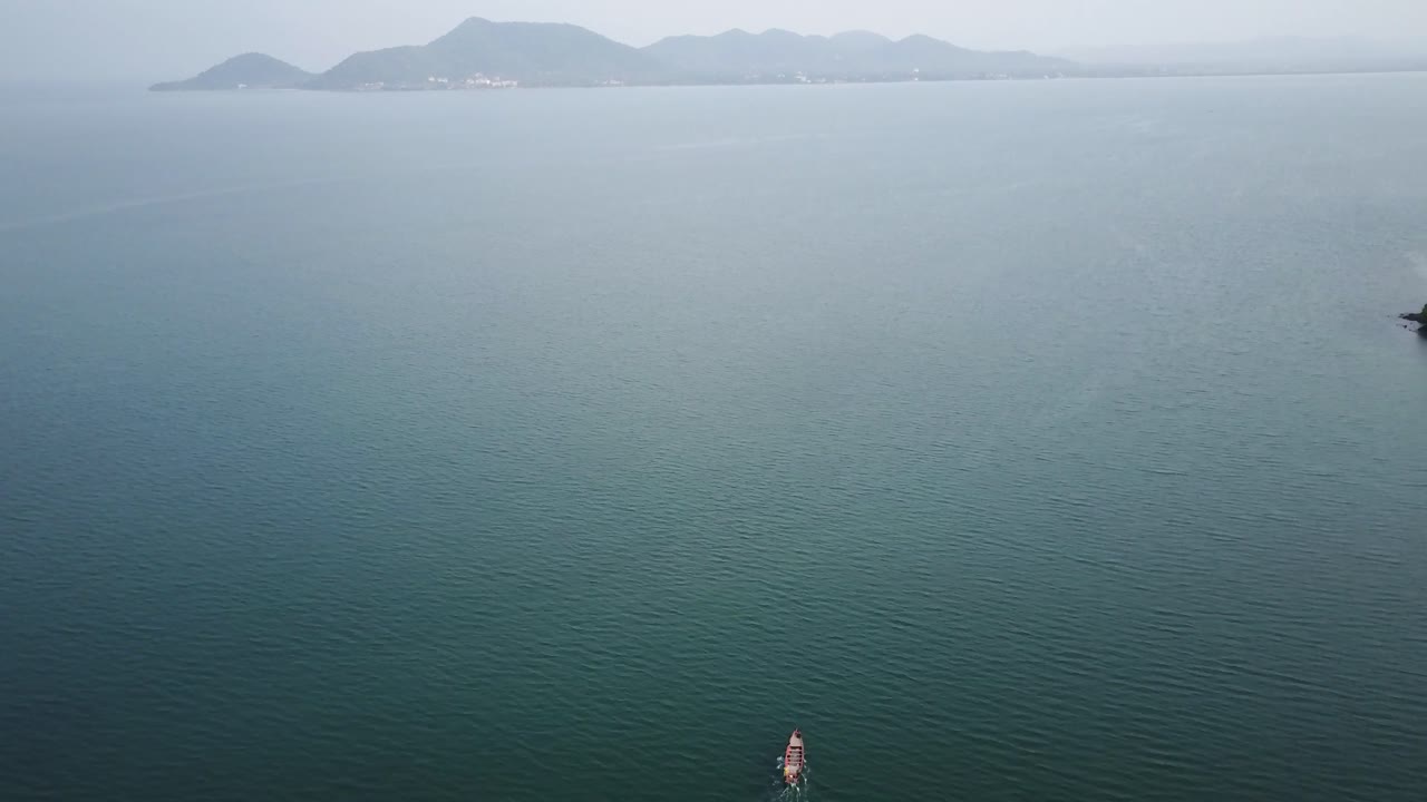 잔잔한 바다에서 보트