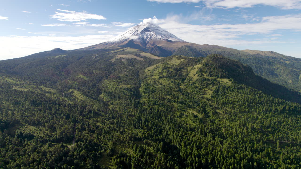 disparo de drones frente al volcán popocatepetl en méxico durante la emisión de una fumarola