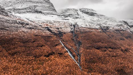 skibotn 附近山脈的空中景色