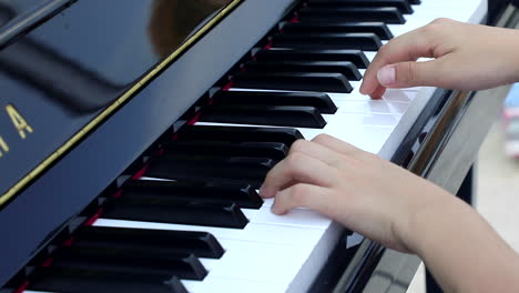 Cerrar-Las-Manos-De-Los-Niños-Tocando-El-Piano