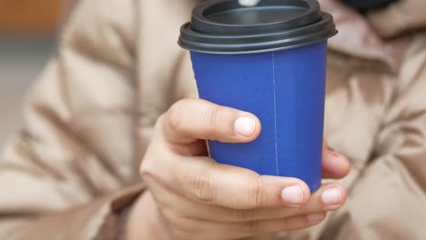 en blanco llevarse la taza de café kraft en la mesa