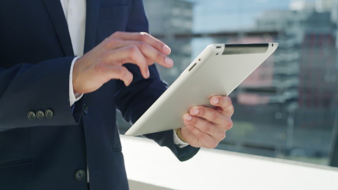 неузнаваемый бизнесмен, использующий цифровой