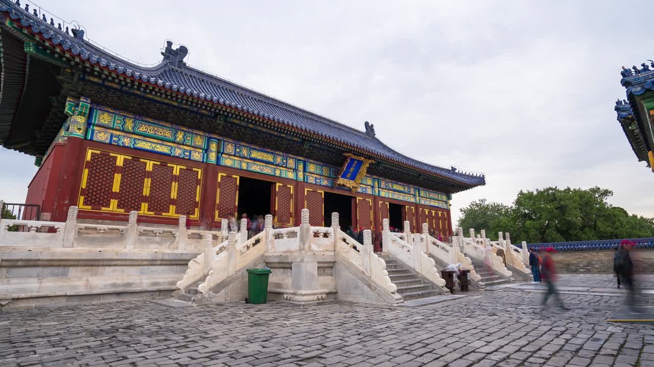 timelapse de la gente deambulando en el templo del cielo el fin de semana, beijing.