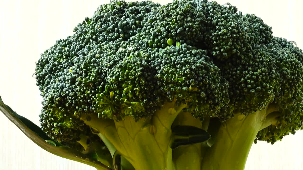 Riprese di broccoli in movimento. Tagliere.