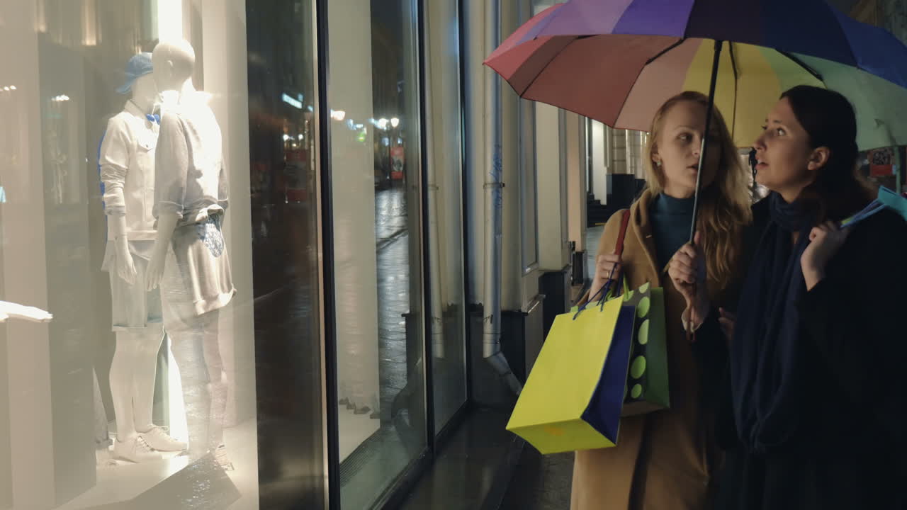 비가 오는 도시에서 저녁 쇼핑