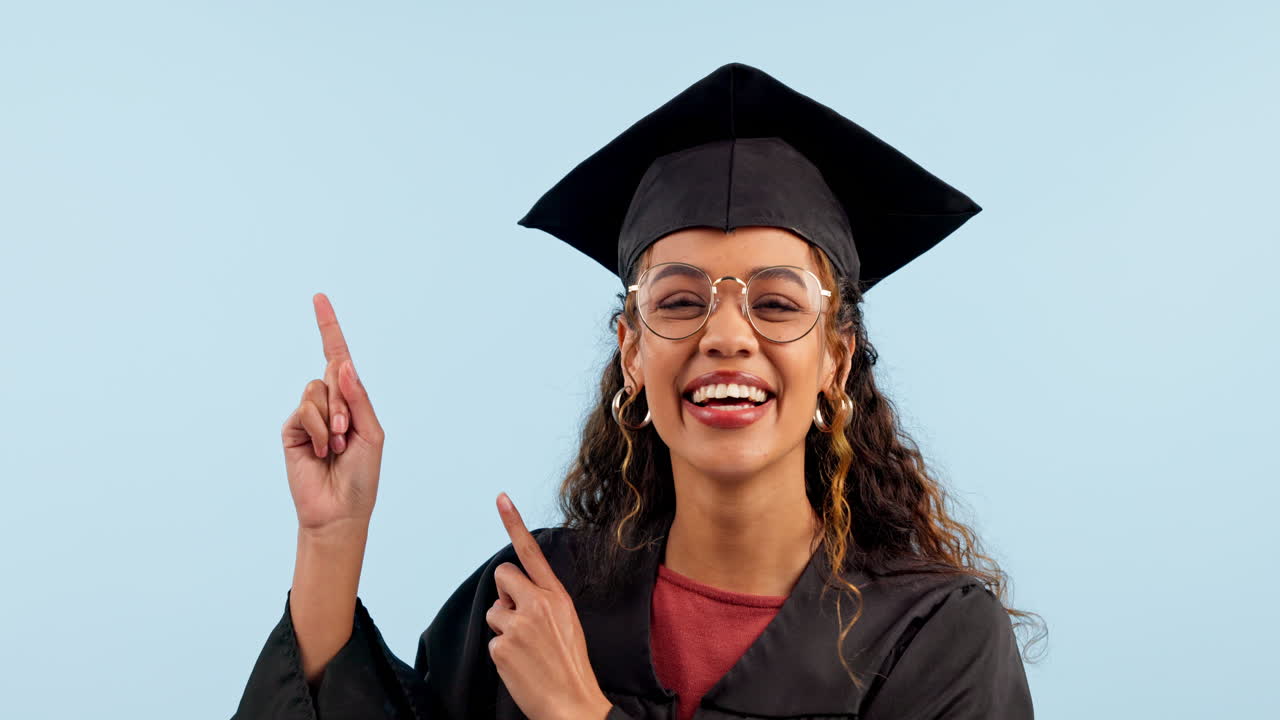 mujer feliz, estudiante de graduación