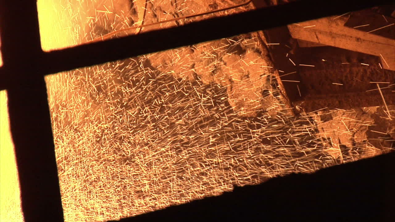 하트 오븐에서 나오는 뜨거운 금속 스파크. 불 스파크. 녹은 금속 오븐의 스파크