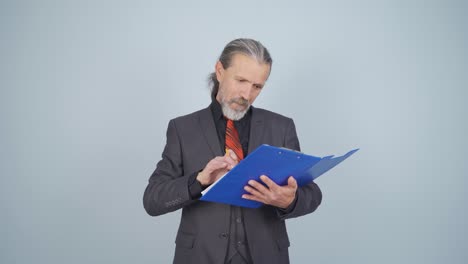 el hombre de negocios mira el documento en su mano y se alegra.