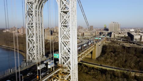 Aufsteigender-Luftbildverkehr,-Der-Auf-Der-George-Washington-Bridge-In-Richtung-Bronx-Fährt,-Sonniger-Abend-In-New-York,-USA