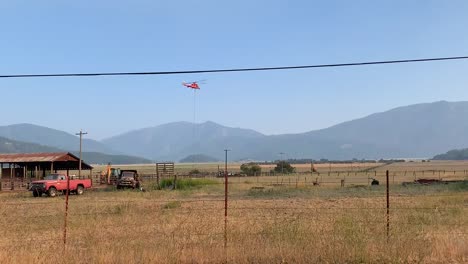 Helicóptero-De-Bomberos-Sobrevolando-Tierras-De-Cultivo