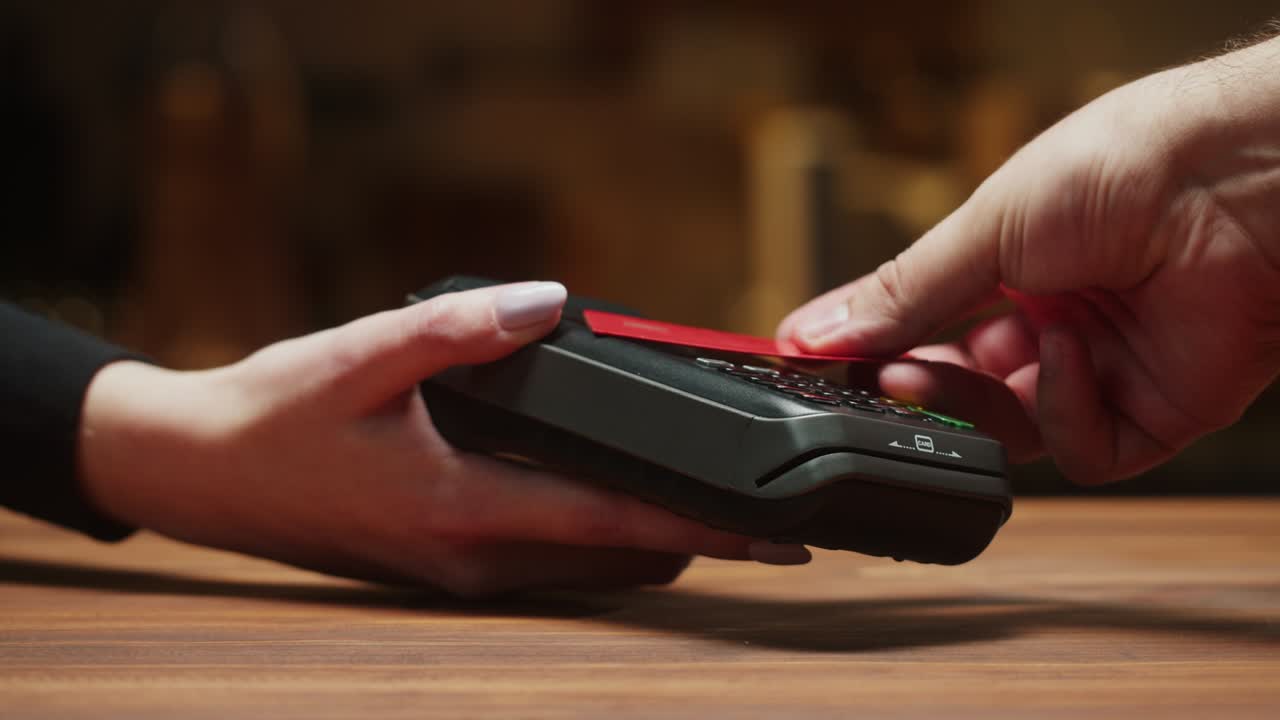 pago con tarjeta de crédito de primer plano. compras sin efectivo en restaurantes o cafés. concepto de pago sin contacto y sin contacto. tecnología nfc y terminal bancario.