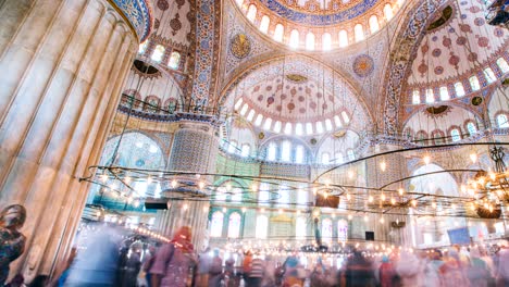 panelapse del interior de la mezquita azul o sultanahmet en el interior de la ciudad de estambul en turquía