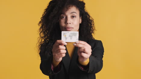 una mujer afroamericana segura de sí misma sobre un fondo naranja.
