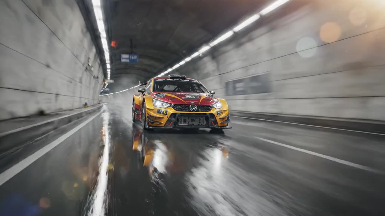 Højhastigheds racerbil manøvrerer gennem en våd tunnel, der fanger motorsportens spænding, mens refleksioner oplyser den dynamiske scene.