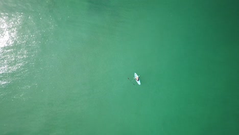 tiro superior de drones sobre el kayak