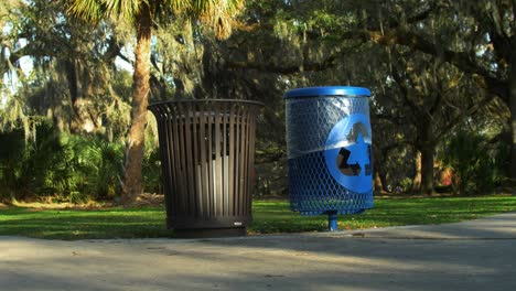 Reciclaje-Bote-De-Basura-Parque-Al-Aire-Libre-Día-Exterior-ángulo-Bajo