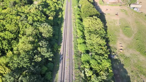 Luftaufnahme-Der-Bahngleise-Mit-Blick-Auf-Den-Transitzug-Am-Stadtbahnhof