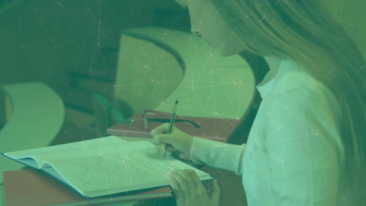 Studente adolescente che appoggia la punta della penna su una pagina del quaderno e scrive diagrammi per ripassare in classe.