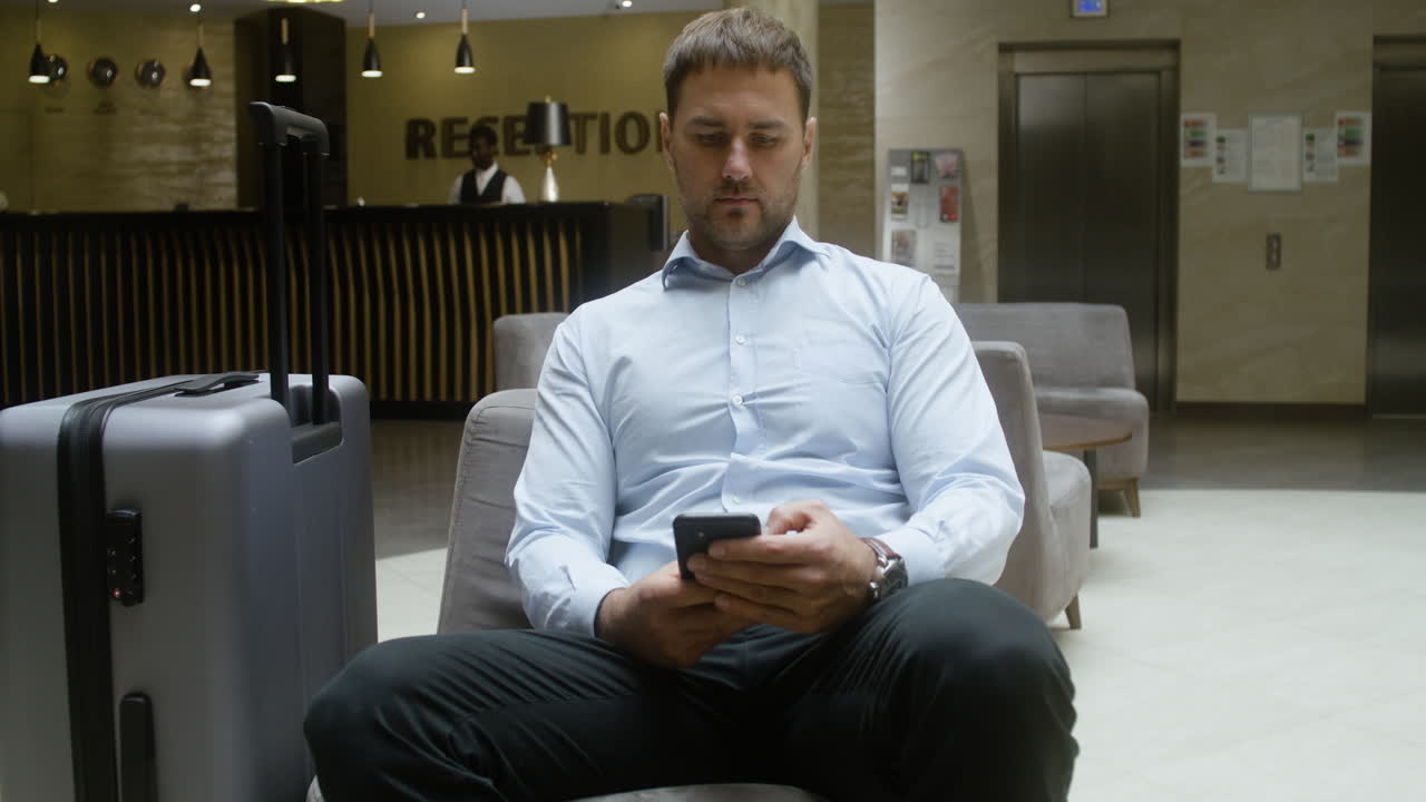 hombre saliendo de la recepción del hotel