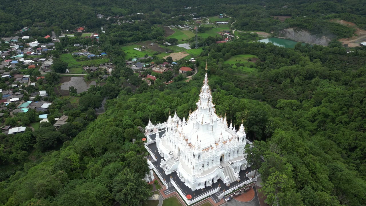Cảnh quay drone điện ảnh hoàn hảo tiết lộ một ngôi đền tuyệt đẹp ở miền bắc Thái Lan với vùng nông thôn ở phía xa.