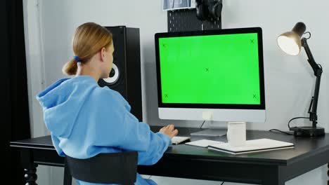 mujer trabajando en la computadora