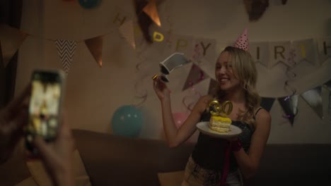 chicas adolescentes celebrando un cumpleaños