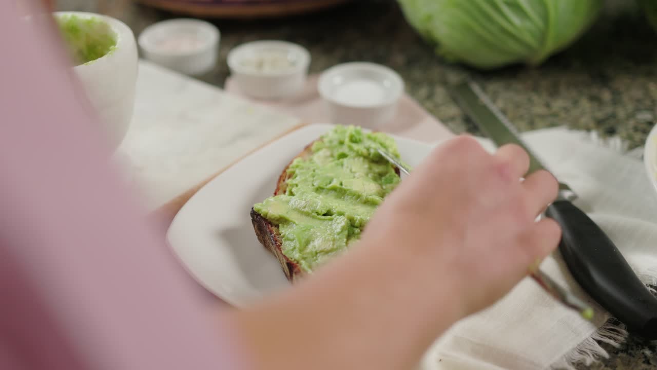 아보카도 토스트 가 주방 에서 신선 한 재료 로 준비 되고 있다