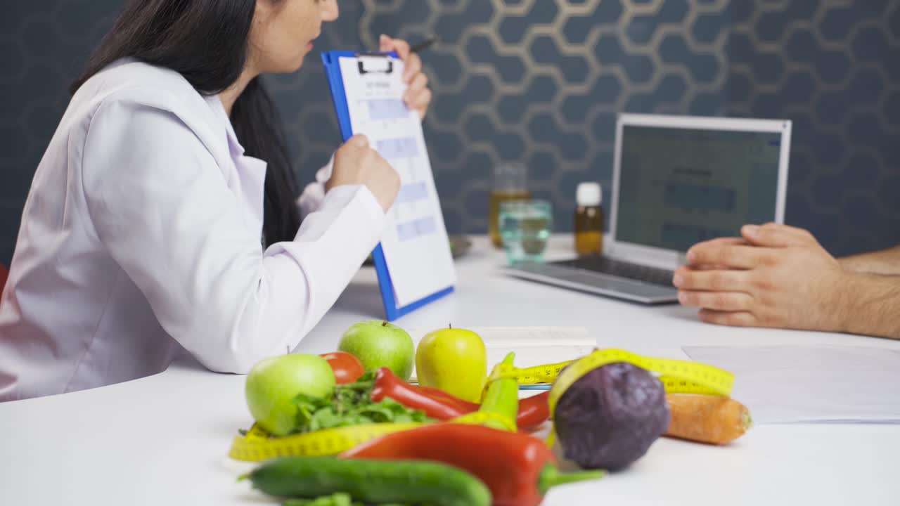 el nutricionista explica el programa de dieta saludable.